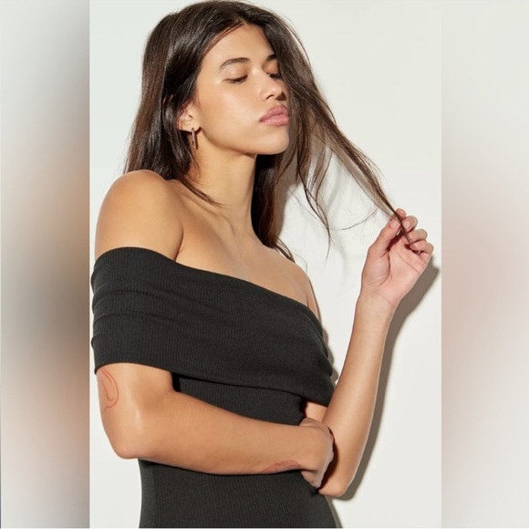 Silence + Noise Jayde Off-The-Shoulder Maxi Dress - Picture 2 of 11